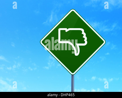 Soziale Netzwerk-Konzept: im Gegensatz zu auf grünen Schild (Autobahn), klar blauer Himmelshintergrund, 3d Render Stockfoto