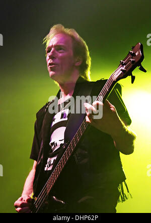 Francis Buchholz von der Michael Schenker Group tritt im Manchester Ritz als Teil der Temple Of Rock Tour Manchester, England - 10.05.12 Stockfoto