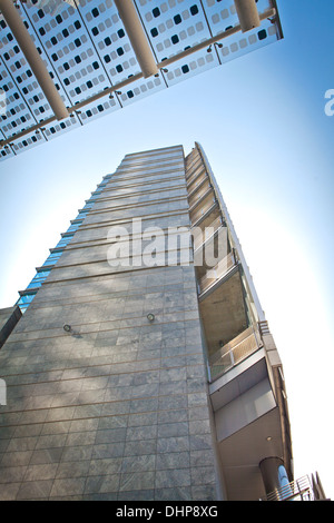 Tierheime in Eisen Holz Glas nachhaltiger bedeckt Photovoltaik-Module, die Türme in Piazza Gae Aulenti Porta Nuova ernähren Stockfoto