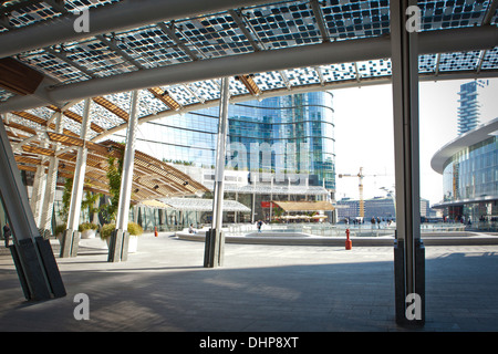 Tierheime in Eisen Holz Glas nachhaltiger bedeckt Photovoltaik-Module, die Türme in Piazza Gae Aulenti Porta Nuova ernähren Stockfoto