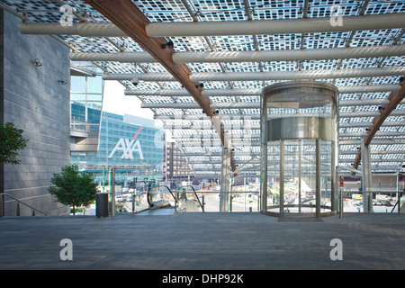 Tierheime in Eisen Holz Glas nachhaltiger bedeckt Photovoltaik-Module, die Türme in Piazza Gae Aulenti Porta Nuova ernähren Stockfoto