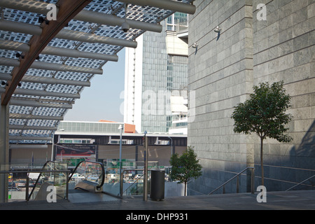 Tierheime in Eisen Holz Glas nachhaltiger bedeckt Photovoltaik-Module, die Türme in Piazza Gae Aulenti Porta Nuova ernähren Stockfoto