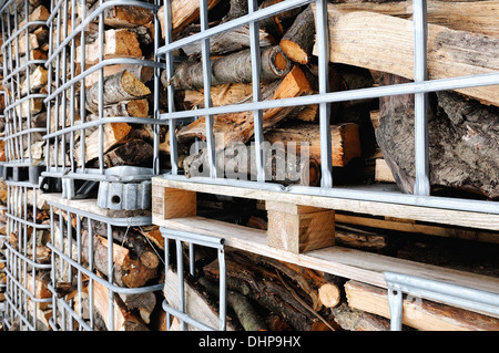 Brennholz in Gitter-Boxen Stockfoto