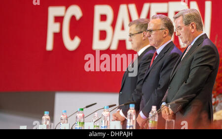 München, Deutschland. 13. November 2013. CFO Jan-Christian Dreesen (L-R), Vorstandsvorsitzender Karl-Heinz Rummenigge und Vizepräsident des deutschen Fußballclub FC Bayern München Karl Hopfner stehen auf dem Podium während der Hauptversammlung in München, 13. November 2013. Foto: Marc Müller/Dpa/Alamy Live News Stockfoto