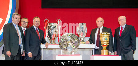 München, Deutschland. 13. November 2013. Vizepräsident der deutschen Fußballclub FC Bayern München Karl Hopfner (L-R), CFO Jan-Christian Dreesen, Vorsitzender Karl-Heinz Rummenigge, Präsident Uli Hoeneß und 2. Vizepräsident Rudolf Schels stellen neben 2012/2013 Trophäen während der Hauptversammlung in München, 13. November 2013. Foto: Marc Müller/Dpa/Alamy Live News Stockfoto