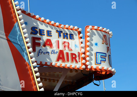 Das vordere Schild an das Durcheinander auf Clacton Pier, Essex. Stockfoto