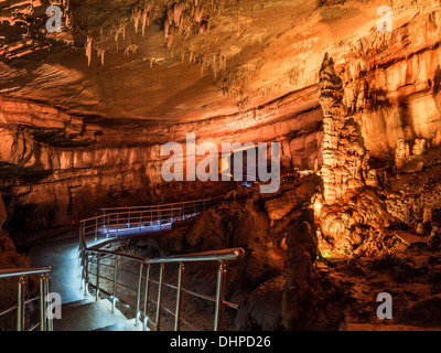 Sataplia Höhle in Georgien von bunten Lichtern beleuchtet. Stockfoto