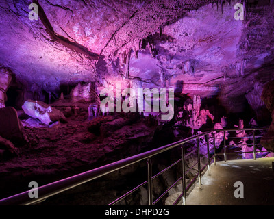 Sataplia Höhle in Georgien von bunten Lichtern beleuchtet. Stockfoto