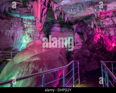 Das "Herzstück" der Sataplia Höhle in Georgien von bunten Lichtern beleuchtet. Stockfoto