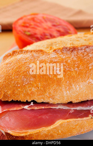 Nahaufnahme von einem spanischen Bocadillo de Jamón Serrano, ein Serrano-Schinken-sandwich Stockfoto