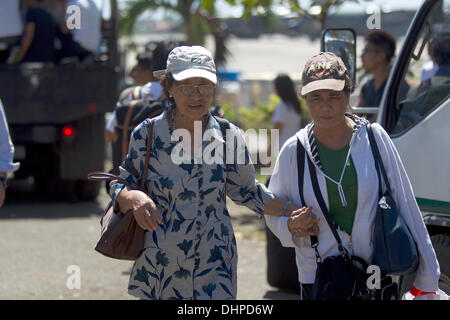 Cebu City, Philippinen. 14. November 2013. Evakuierten kommen auf C130 militärische Transportflugzeuge auf Mactan International Airport Cebu City.Most entstammen der Taifun am schwersten betroffenen Gebiete von Tacloban, Leyte und Guiuan, Eastern Samar. Alle haben ihre eigenen individuellen Geschichten wie sie es geschafft, der Taifun Wildheit zu überleben. Bildnachweis: imagegallery2/Alamy Live-Nachrichten Stockfoto