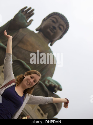 Tourist bei der Big Buddha-Statue am Po Lin Kloster Lantau Hong Kong, China, Asien Stockfoto