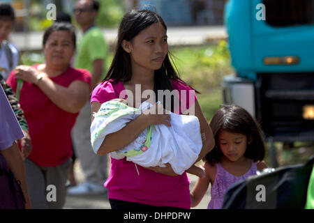 Cebu City, Philippinen. 14. November 2013. Evakuierten kommen auf C130 militärische Transportflugzeuge auf Mactan International Airport Cebu City.Most entstammen der Taifun am schwersten betroffenen Gebiete von Tacloban, Leyte und Guiuan, Eastern Samar. Alle haben ihre eigenen individuellen Geschichten wie sie es geschafft, der Taifun Wildheit zu überleben. Bildnachweis: imagegallery2/Alamy Live-Nachrichten Stockfoto