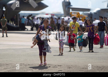 Cebu City, Philippinen. 14. November 2013. Evakuierten kommen auf C130 militärische Transportflugzeuge auf Mactan International Airport Cebu City.Most sind vom Taifun Haiyan am schwersten betroffenen Gebiete von Tacloban, Leyte und Guiuan, Eastern Samar. Alle haben ihre eigenen individuellen Geschichten wie sie es geschafft, der Taifun Wildheit zu überleben. Bildnachweis: imagegallery2/Alamy Live-Nachrichten Stockfoto