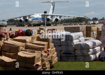 Cebu City, Philippinen. 14. November 2013. Internationalen Flughafen Mactan, Cebu City - die wichtigsten Zwischenstation für die an- und Auslieferung von Emergenct Relief beliefert die schlimmsten Gegenden von Taifun Haiyan getroffen. Bildnachweis: imagegallery2/Alamy Live-Nachrichten Stockfoto