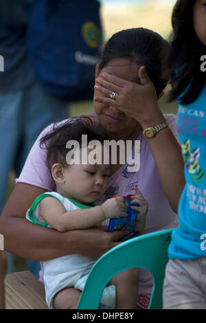 Cebu City, Philippinen. 14. November 2013. Evakuierten kommen auf C130 militärische Transportflugzeuge auf Mactan International Airport Cebu City.Most entstammen der Taifun am schwersten betroffenen Gebiete von Tacloban, Leyte und Guiuan, Eastern Samar. Alle haben ihre eigenen individuellen Geschichten wie sie es geschafft, der Taifun Wildheit zu überleben. Eine Empfangsstation Basis innerhalb des Flughafens ermöglicht Familien und Einzelpersonen zum Ausruhen, Nahrung und Wasser zu erhalten und vor allem kontaktieren verliebten. Bildnachweis: imagegallery2/Alamy Live-Nachrichten Stockfoto