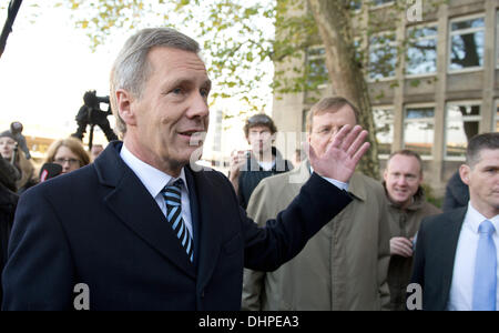 Hannover, Deutschland. 14. November 2013. Der ehemalige deutsche Bundespräsident Christian Wulff kommt an das Landgericht Hannover, 14. November 2013. Wulff, der nur 20 Monaten als Präsident gedient und war der Mann einmal gekippt, als Nachfolger von Bundeskanzlerin Angela Merkel, trat im April 2012 als Staatsanwälte Parlament, seine Immunität aufzuheben fragte, sagte sie vermutet, dass er unangemessene Privilegien angenommen hatte. Wulff weist die Vorwürfe zurück und im April dieses Jahres verschmäht ein Angebot bei einer außergerichtlichen Zahlung zu begleichen. Foto: JOCHEN LUEBKE/Dpa/Alamy Live News Stockfoto