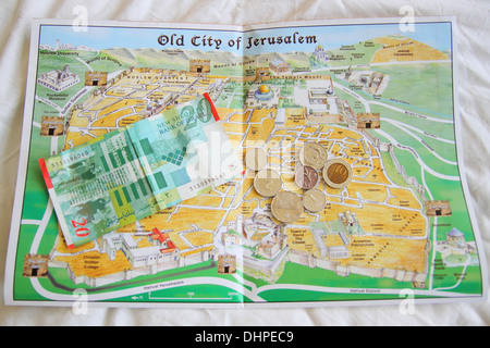 Dies ist eine Karte von der Altstadt von Jerusalem in Israel, mit der alten Währung der Schekel an der Spitze. Stockfoto