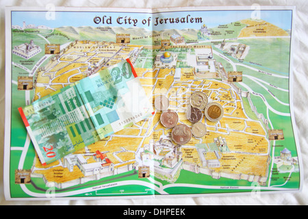 Dies ist eine Karte von der Altstadt von Jerusalem in Israel, mit der alten Währung der Schekel an der Spitze. Stockfoto