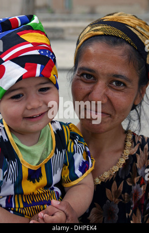 Traditionelle Frau und Kind in Samarkand, Usbekistan Stockfoto