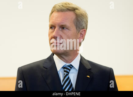 Hannover, Deutschland. 14. November 2013. Der ehemalige deutsche Bundespräsident Christian Wulff kommt an das Landgericht Hannover, 14. November 2013. Wulff, der nur 20 Monaten als Präsident gedient und war der Mann einmal gekippt, als Nachfolger von Bundeskanzlerin Angela Merkel, trat im April 2012 als Staatsanwälte Parlament, seine Immunität aufzuheben fragte, sagte sie vermutet, dass er unangemessene Privilegien angenommen hatte. Wulff weist die Vorwürfe zurück und im April dieses Jahres verschmäht ein Angebot bei einer außergerichtlichen Zahlung zu begleichen. Foto: JULIAN STRATENSCHULTE/Dpa/Alamy Live News Stockfoto