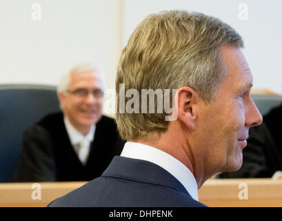 Former German President Christian Wulff (C) sitzt vor der Vorsitzende Richter Frank Rosenow (L) an das Landgericht Hannover, 14. November 2013. Wulff, der nur 20 Monaten als Präsident gedient und war der Mann einmal gekippt, als Nachfolger von Bundeskanzlerin Angela Merkel, trat im April 2012 als Staatsanwälte Parlament, seine Immunität aufzuheben fragte, sagte sie vermutet, dass er unangemessene Privilegien angenommen hatte. Wulff weist die Vorwürfe zurück und im April dieses Jahres verschmäht ein Angebot bei einer außergerichtlichen Zahlung zu begleichen. Foto: JULIAN STRATENSCHULTE Stockfoto