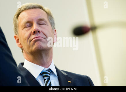 Hannover, Deutschland. 14. November 2013. Der ehemalige deutsche Bundespräsident Christian Wulff an das Landgericht Hannover, 14. November 2013 gesehen. Wulff, der nur 20 Monaten als Präsident gedient und war der Mann einmal gekippt, als Nachfolger von Bundeskanzlerin Angela Merkel, trat im April 2012 als Staatsanwälte Parlament, seine Immunität aufzuheben fragte, sagte sie vermutet, dass er unangemessene Privilegien angenommen hatte. Wulff weist die Vorwürfe zurück und im April dieses Jahres verschmäht ein Angebot bei einer außergerichtlichen Zahlung zu begleichen. Foto: JULIAN STRATENSCHULTE/Dpa/Alamy Live News Stockfoto