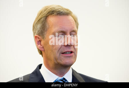 Hannover, Deutschland. 14. November 2013. Der ehemalige deutsche Bundespräsident Christian Wulff an das Landgericht Hannover, 14. November 2013 gesehen. Wulff, der nur 20 Monaten als Präsident gedient und war der Mann einmal gekippt, als Nachfolger von Bundeskanzlerin Angela Merkel, trat im April 2012 als Staatsanwälte Parlament, seine Immunität aufzuheben fragte, sagte sie vermutet, dass er unangemessene Privilegien angenommen hatte. Wulff weist die Vorwürfe zurück und im April dieses Jahres verschmäht ein Angebot bei einer außergerichtlichen Zahlung zu begleichen. Foto: JULIAN STRATENSCHULTE/Dpa/Alamy Live News Stockfoto