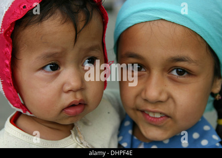 Traditionelle Baby und Mädchen in Samarkand, Usbekistan Stockfoto