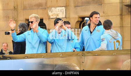 Joe Hart und Gareth Barry Manchester City Premier-League-Titel Siegesparade. Spieler und Mitarbeiter von Manchester City Parade der englischen Premier League Trophy durch die Stadt im Zentrum von einem Cabrio Bus Manchester, England - 14.05.12 Stockfoto