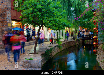 Am frühen Abend Straßenszene in der Altstadt, Lijiang, UNESCO World Heritage Site, Provinz Yunnan, China, Asien Stockfoto