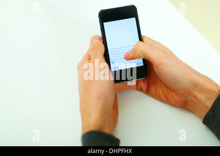 Mann, die Eingabe auf smartphone Stockfoto