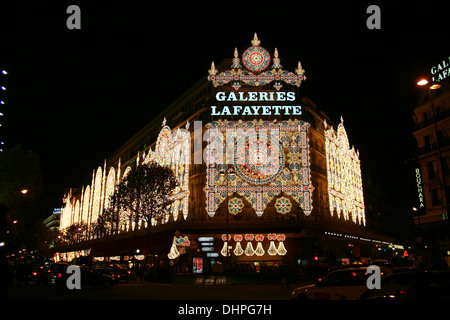 Die Galeries Lafayette ist eine gehobene französische Kaufhaus befindet sich am Boulevard Haussmann. Stockfoto