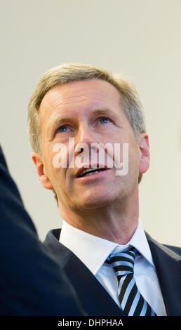 Hannover, Deutschland. 14. November 2013. Der ehemalige deutsche Bundespräsident Christian Wulff an das Landgericht Hannover, 14. November 2013 gesehen. Wulff, der nur 20 Monaten als Präsident gedient und war der Mann einmal gekippt, als Nachfolger von Bundeskanzlerin Angela Merkel, trat im April 2012 als Staatsanwälte Parlament, seine Immunität aufzuheben fragte, sagte sie vermutet, dass er unangemessene Privilegien angenommen hatte. Wulff weist die Vorwürfe zurück und im April dieses Jahres verschmäht ein Angebot bei einer außergerichtlichen Zahlung zu begleichen. Foto: JULIAN STRATENSCHULTE/Dpa/Alamy Live News Stockfoto