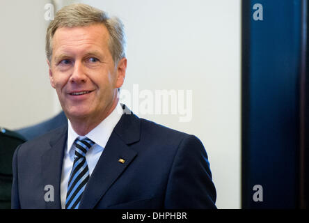 Hannover, Deutschland. 14. November 2013. Der ehemalige deutsche Bundespräsident Christian Wulff kommt für seine Prüfung an das Landgericht Hannover, 14. November 2013. Wulff, der nur 20 Monaten als Präsident gedient und war der Mann einmal gekippt, als Nachfolger von Bundeskanzlerin Angela Merkel, trat im April 2012 als Staatsanwälte Parlament, seine Immunität aufzuheben fragte, sagte sie vermutet, dass er unangemessene Privilegien angenommen hatte. Wulff weist die Vorwürfe zurück und im April dieses Jahres verschmäht ein Angebot bei einer außergerichtlichen Zahlung zu begleichen. Foto: JULIAN STRATENSCHULTE/Dpa/Alamy Live News Stockfoto