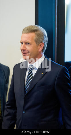 Hannover, Deutschland. 14. November 2013. Der ehemalige deutsche Bundespräsident Christian Wulff kommt für seine Prüfung an das Landgericht Hannover, 14. November 2013. Wulff, der nur 20 Monaten als Präsident gedient und war der Mann einmal gekippt, als Nachfolger von Bundeskanzlerin Angela Merkel, trat im April 2012 als Staatsanwälte Parlament, seine Immunität aufzuheben fragte, sagte sie vermutet, dass er unangemessene Privilegien angenommen hatte. Wulff weist die Vorwürfe zurück und im April dieses Jahres verschmäht ein Angebot bei einer außergerichtlichen Zahlung zu begleichen. Foto: JULIAN STRATENSCHULTE/Dpa/Alamy Live News Stockfoto