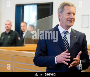 Hannover, Deutschland. 14. November 2013. Der ehemalige deutsche Bundespräsident Christian Wulff kommt an das Landgericht Hannover, 14. November 2013. Wulff, der nur 20 Monaten als Präsident gedient und war der Mann einmal gekippt, als Nachfolger von Bundeskanzlerin Angela Merkel, trat im April 2012 als Staatsanwälte Parlament, seine Immunität aufzuheben fragte, sagte sie vermutet, dass er unangemessene Privilegien angenommen hatte. Wulff weist die Vorwürfe zurück und im April dieses Jahres verschmäht ein Angebot bei einer außergerichtlichen Zahlung zu begleichen. Foto: JULIAN STRATENSCHULTE/Dpa/Alamy Live News Stockfoto