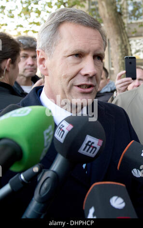 Hannover, Deutschland. 14. November 2013. Der ehemalige deutsche Bundespräsident Christian Wulff kommt an das Landgericht Hannover, 14. November 2013. Wulff, der nur 20 Monaten als Präsident gedient und war der Mann einmal gekippt, als Nachfolger von Bundeskanzlerin Angela Merkel, trat im April 2012 als Staatsanwälte Parlament, seine Immunität aufzuheben fragte, sagte sie vermutet, dass er unangemessene Privilegien angenommen hatte. Wulff weist die Vorwürfe zurück und im April dieses Jahres verschmäht ein Angebot bei einer außergerichtlichen Zahlung zu begleichen. Foto: JOCHEN LUEBKE/Dpa/Alamy Live News Stockfoto