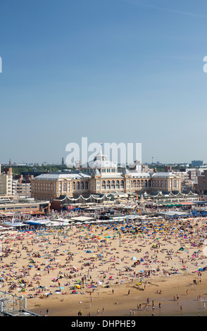 Niederlande, Scheveningen, Bevoelkert Strand, Leute zum Sonnenbaden genießen Meerwasser. Backgr Grand Hotel Amrâth Kurhaus Hotel. Luftbild Stockfoto