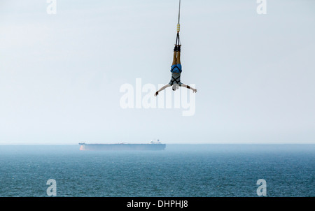 Niederlande, Scheveningen, in der Nähe von den Haag. Bungee-Jumping vom Pier entfernt. Boot im Hintergrund Stockfoto