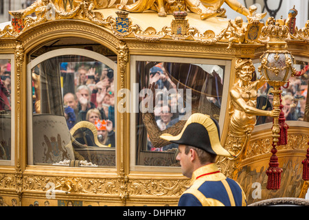 Niederlande, den Haag, genannt 17. September 2013, Sonntagsruhe, König Willem-Alexander und Maxima Königin in die goldene Kutsche Stockfoto