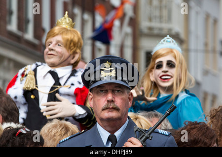 Niederlande, den Haag, Puppen König Willem-Alexander, Königin Maxima. Leistung von Puppeteer Eva Van Heijningen, Marcel Postma Stockfoto