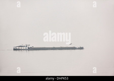 Niederlande, Lelystad, Lake genannt IJsselmeer. Frachtboot im Morgennebel Stockfoto