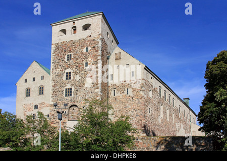 Historische Burg von Turku, Finnland im späten Sommer Sonnenlicht. Stockfoto