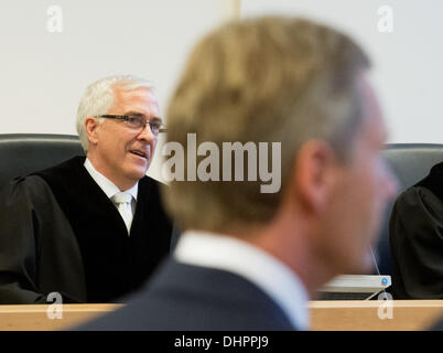 Der ehemalige deutsche Bundespräsident Christian Wulff sitzt vor der Vorsitzende Richter Frank Roseno an das Landgericht Hannover, 14. November 2013. Wulff, der nur 20 Monaten als Präsident gedient und war der Mann einmal gekippt, als Nachfolger von Bundeskanzlerin Angela Merkel, trat im April 2012 als Staatsanwälte Parlament, seine Immunität aufzuheben fragte, sagte sie vermutet, dass er unangemessene Privilegien angenommen hatte. Wulff weist die Vorwürfe zurück und im April dieses Jahres verschmäht ein Angebot bei einer außergerichtlichen Zahlung zu begleichen. Foto: JULIAN STRATENSCHULTE Stockfoto