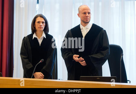 Anna Tafelski und Clemens Eimterbaeumer, kommen Ankläger im Prozess gegen den ehemaligen deutschen Bundespräsidenten Christian Wulff an das Landgericht Hannover, 14. November 2013. Wulff, der nur 20 Monaten als Präsident gedient und war der Mann einmal gekippt, als Nachfolger von Bundeskanzlerin Angela Merkel, trat im April 2012 als Staatsanwälte Parlament, seine Immunität aufzuheben fragte, sagte sie vermutet, dass er unangemessene Privilegien angenommen hatte. Wulff weist die Vorwürfe zurück und im April dieses Jahres verschmäht ein Angebot bei einer außergerichtlichen Zahlung zu begleichen. Foto: JULIAN STRATENSCHULTE Stockfoto