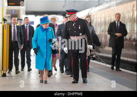 Manchester, UK. 14. November 2013. Königin Elizabeth II und Prinz Philip, Herzog von Edinburgh kommen am Bahnhof Piccadilly in Manchester, von Herrn Warren J. Smith, The Lord Lieutenant von Greater Manchester, vor ihre Verlobung offiziell eröffnet das neue "Noma" Co-op-Gebäude in der Stadt begrüßt. Bildnachweis: Russell Hart/Alamy Live News (nur zur redaktionellen Verwendung). Stockfoto