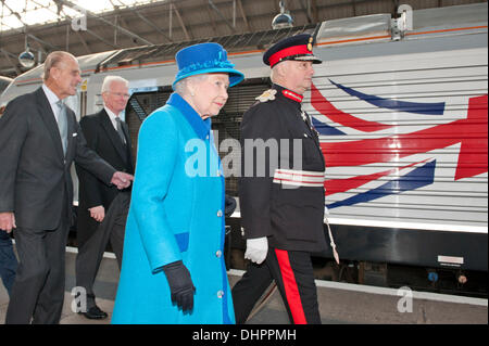 Manchester, UK. 14. November 2013. Königin Elizabeth II und Prinz Philip, Herzog von Edinburgh kommen am Bahnhof Piccadilly in Manchester, von Herrn Warren J. Smith, The Lord Lieutenant von Greater Manchester, vor ihre Verlobung offiziell eröffnet das neue "Noma" Co-op-Gebäude in der Stadt begrüßt. Bildnachweis: Russell Hart/Alamy Live News (nur zur redaktionellen Verwendung). Stockfoto