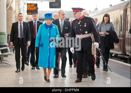 Manchester, UK. 14. November 2013. Königin Elizabeth II und Prinz Philip, Herzog von Edinburgh kommen am Bahnhof Piccadilly in Manchester, von Herrn Warren J. Smith, The Lord Lieutenant von Greater Manchester, vor ihre Verlobung offiziell eröffnet das neue "Noma" Co-op-Gebäude in der Stadt begrüßt. Bildnachweis: Russell Hart/Alamy Live News (nur zur redaktionellen Verwendung). Stockfoto