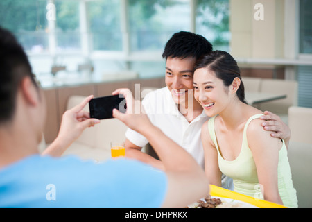 Junge Erwachsene im Restaurant zu fotografieren Stockfoto